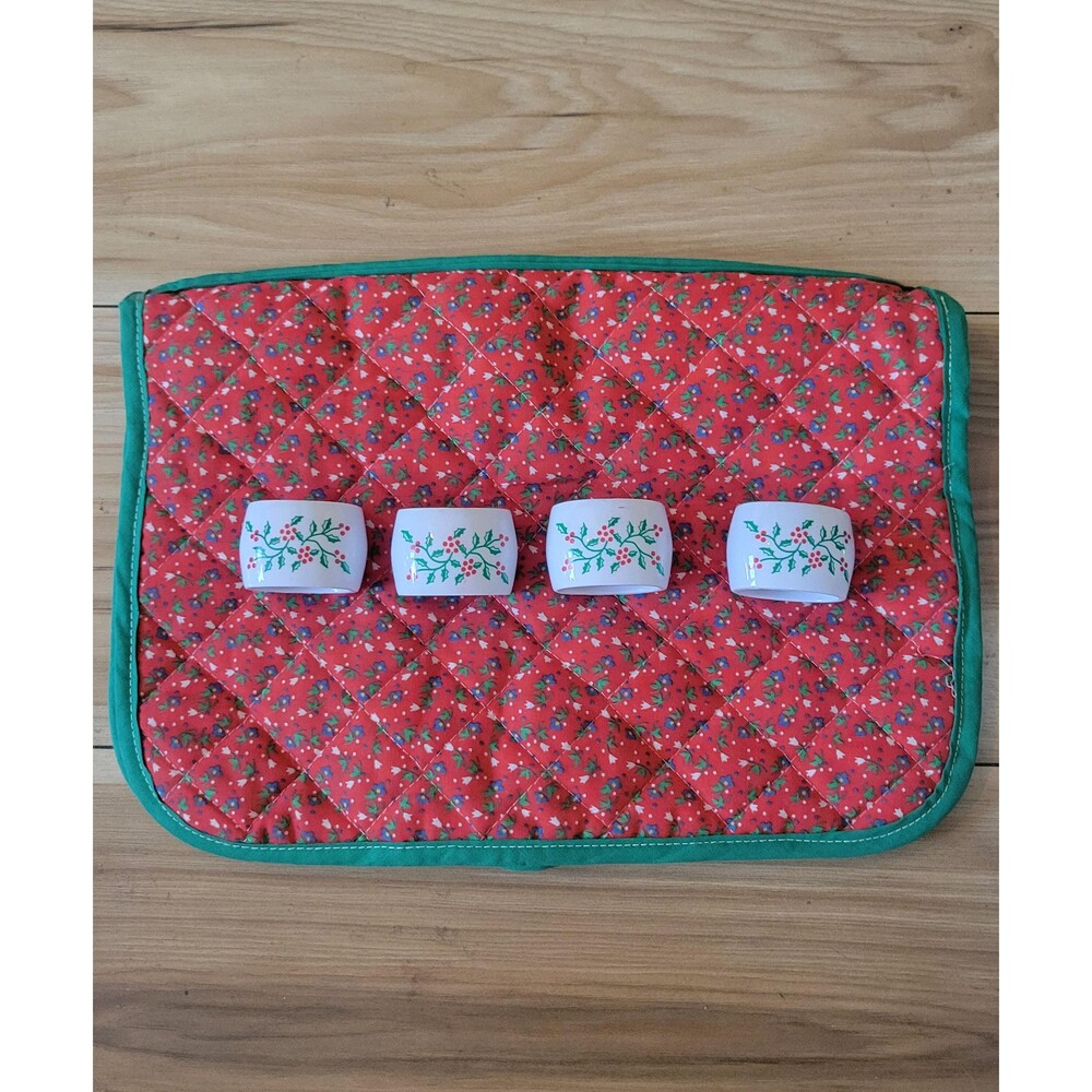 Vintage Reed Christmas Quilted Casserole Carrier with Plastic Holly Napkin Rings